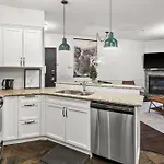 Luxury 3B Mountain Views- Pool & Hot Tub -Sleeps 10