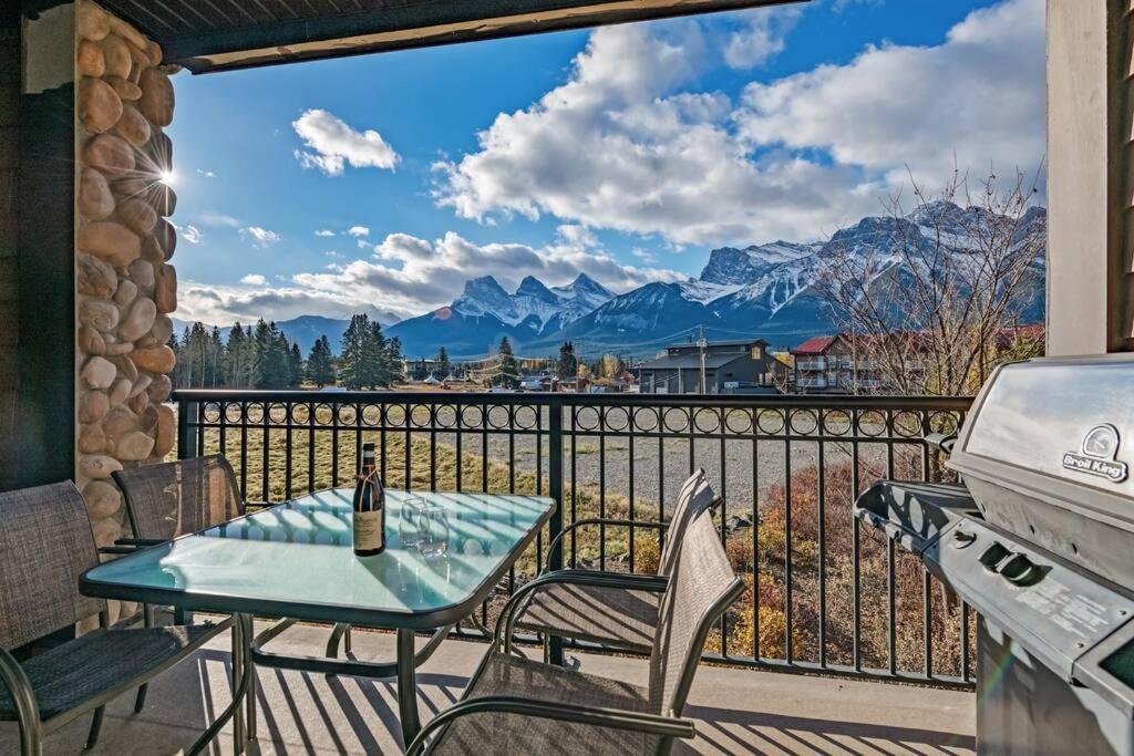 Holiday home Luxury 3b Mountain Views- Pool & Hot Tub -sleeps 10