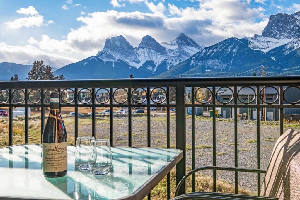 Luxury 3b Mountain Views- Pool & Hot Tub -sleeps 10 *