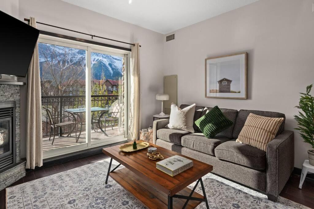 Luxury 3b Mountain Views- Pool & Hot Tub -sleeps 10 Holiday home Canmore