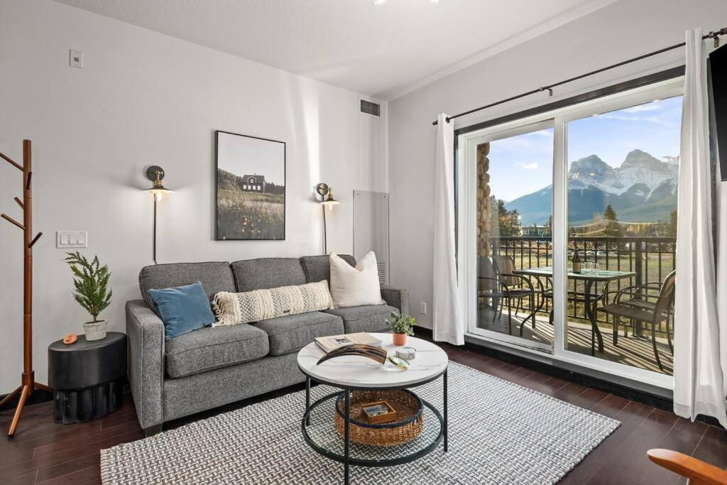 Luxury 3b Mountain Views- Pool & Hot Tub -sleeps 10 *