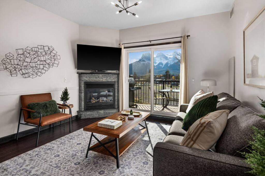 Luxury 3b Mountain Views- Pool & Hot Tub -sleeps 10 Holiday home Canmore