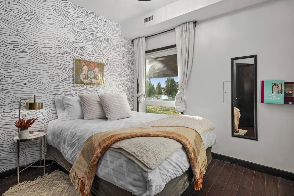 Holiday home Luxury 3b Mountain Views- Pool & Hot Tub -sleeps 10 Canmore