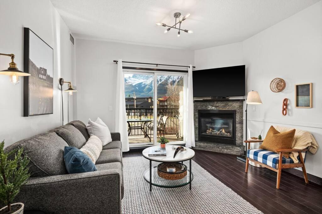 Luxury 3b Mountain Views- Pool & Hot Tub -sleeps 10 Canmore