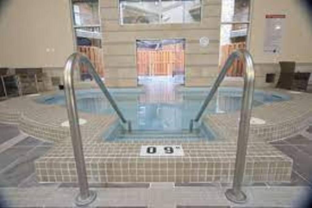 Luxury 3b Mountain Views- Pool & Hot Tub -sleeps 10 *
