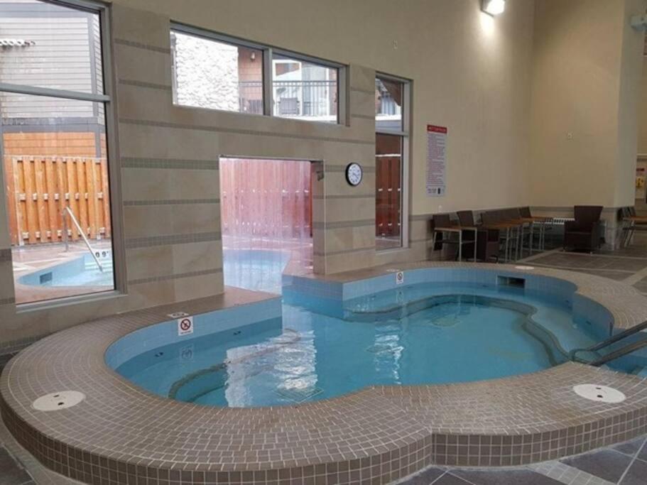 Luxury 3b Mountain Views- Pool & Hot Tub -sleeps 10 *