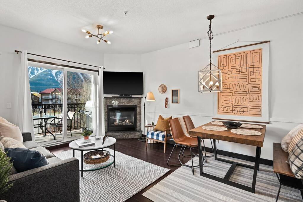 Luxury 3b Mountain Views- Pool & Hot Tub -sleeps 10 *