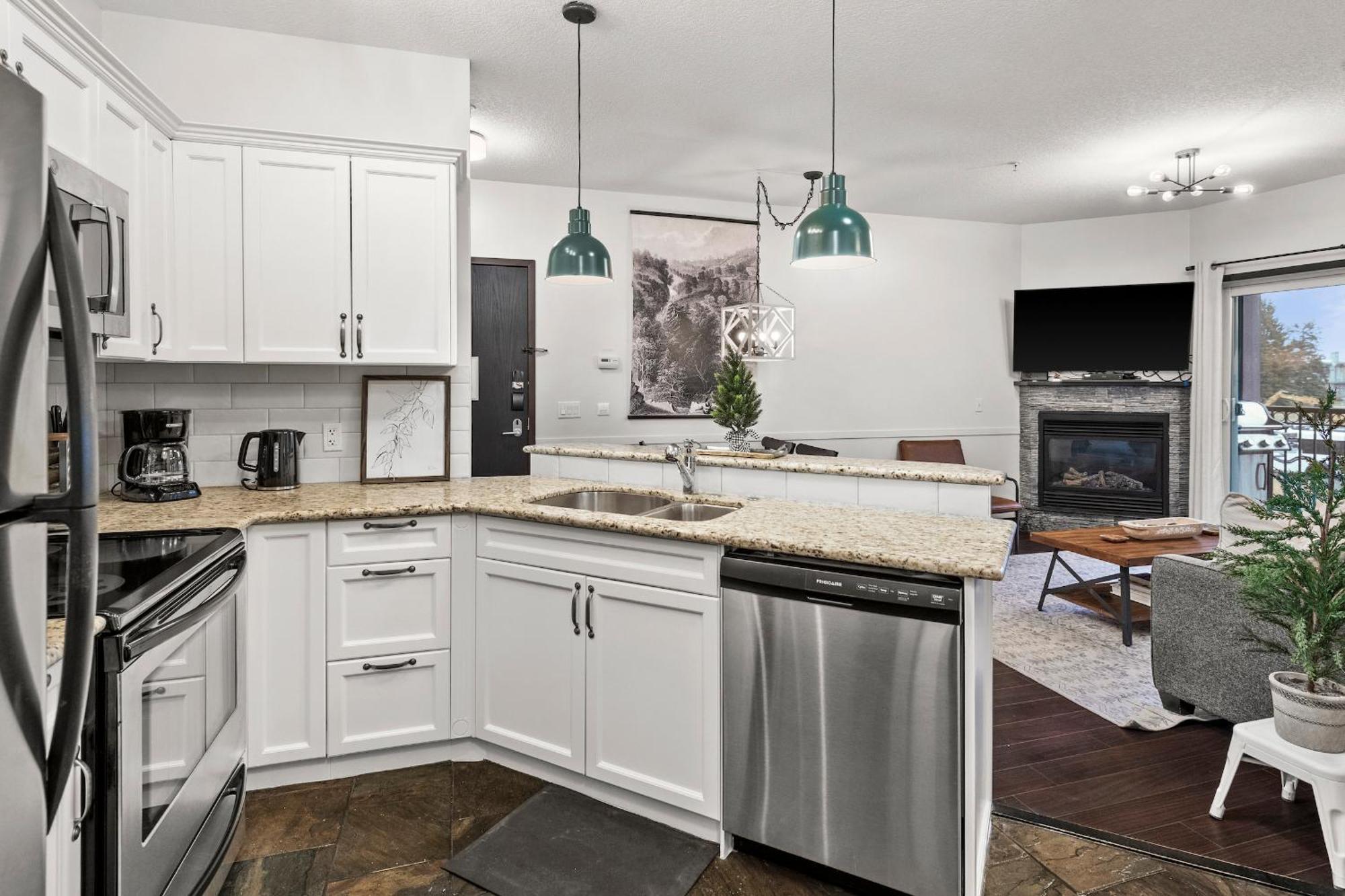 Luxury 3b Mountain Views- Pool & Hot Tub -sleeps 10 Canmore